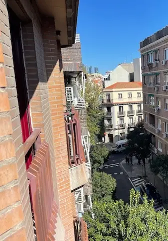Balcon con vista a la calle Madrid