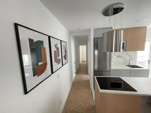 Pasillo y cocina de casa moderna